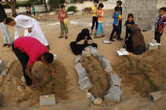 Palestinians in Ghaza mourn on Eid al-Fitr; UN demands ceasefire