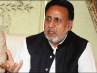 Mehmood ur Rasheed of PTI stopped from meeting Qadri