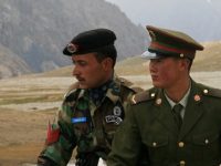 Chinese and Pakistani border guards at Khunjerab Pass. (Image: Wikipedia Commons/CC BY-SA 3.0)